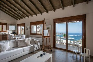 TV, fireplace, books, stereo - Omega House in Crete (Ligaria)