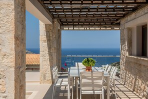 Outdoor dining - Omega House in Crete (Ligaria)