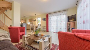 TV, fireplace - Thatched vacation home "Rotmilan" in a quiet location on Rügen (Neuenkirchen)