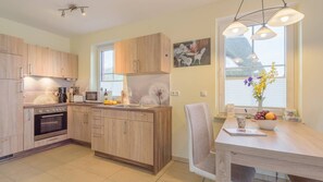 Oven, stovetop, dishwasher - Thatched vacation home "Rotmilan" in a quiet location on Rügen (Neuenkirchen)