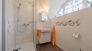 Shower, hair dryer, soap, toilet paper - Thatched vacation home "Rotmilan" in a quiet location on Rügen (Neuenkirchen)