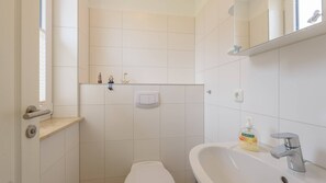 Doccia, asciugacapelli, sapone, carta igienica