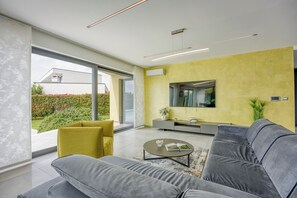 Living area - Luxury Holiday home with pool, jacuzzi & sauna in Central Istra (Tinjan)