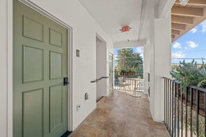 Elite Studio, 1 King Bed, Non Smoking, Kitchenette | Exterior - Bella Notte (Santa Cruz)