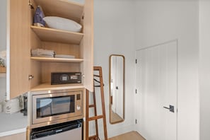Classic-Studio, 1 King-Bett, Mikrowelle, Eckzimmer | Eigene Küche | Mini-Kühlschrank, Mikrowelle, Hochstuhl