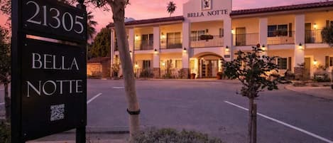 Classic Studio, 1 King Bed, Microwave, Corner | Exterior