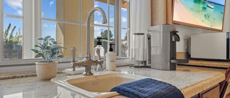 Estudio de lujo, 1 cama King size, para no fumadores, cocineta | Cocina privada | Frigobar, microondas y periquera