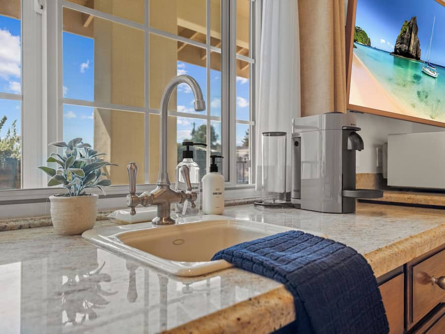 Studio luxueux, 1 très grand lit, non-fumeur, cuisinette | Cuisine privée | Mini-réfrigérateur, four à micro-ondes, chaise haute