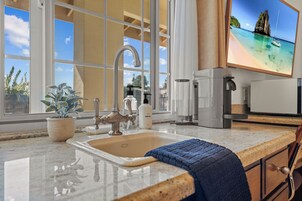 Luxury Studio, 1 King Bed, Non Smoking, Kitchenette | Private kitchen | Mini-fridge, microwave, highchair, eco-friendly cleaning products