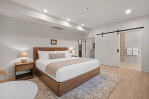 Exclusive Studio, Roll-in Shower, Pets Allowed | Premium bedding, memory foam beds, in-room safe, blackout drapes - Bella Notte (Santa Cruz)