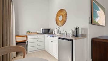 Elite studio, 1 kingsize bed, niet-roken, kitchenette | Privékeuken | Een mini-koelkast, een magnetron, een kinderstoel