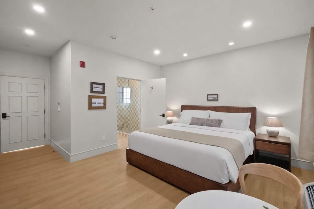 開放式客房, 1 張特大雙人床, 非吸煙房, 小廚 | 房內夾萬、遮光窗簾/窗簾、熨斗/熨衫板、免費 Wi-Fi