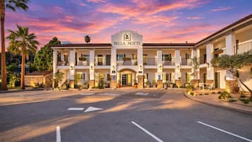 A hotel with a central entrance, multiple balconies, and a sign reading 'Bella Notte'.