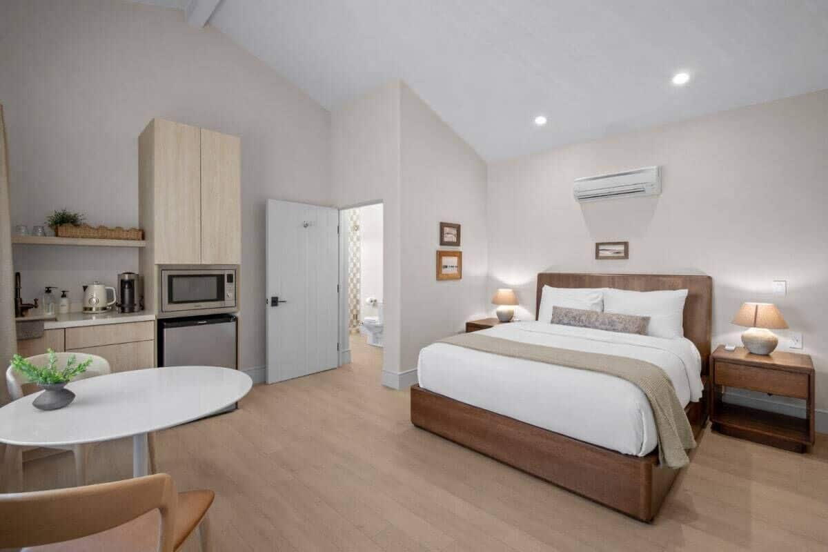 經典開放式客房, 1 張加大雙人床, 微波爐, 轉角 | 住宿正面