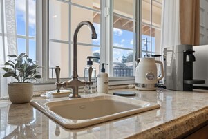 Deluxe Studio, 1 King Bed, Non Smoking, Kitchenette | Exterior