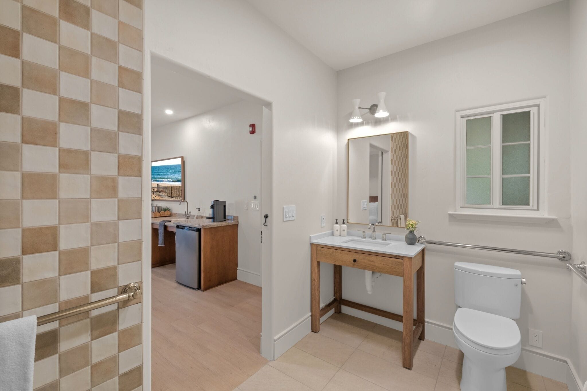 Un baño con inodoro, lavabo y zona de ducha.