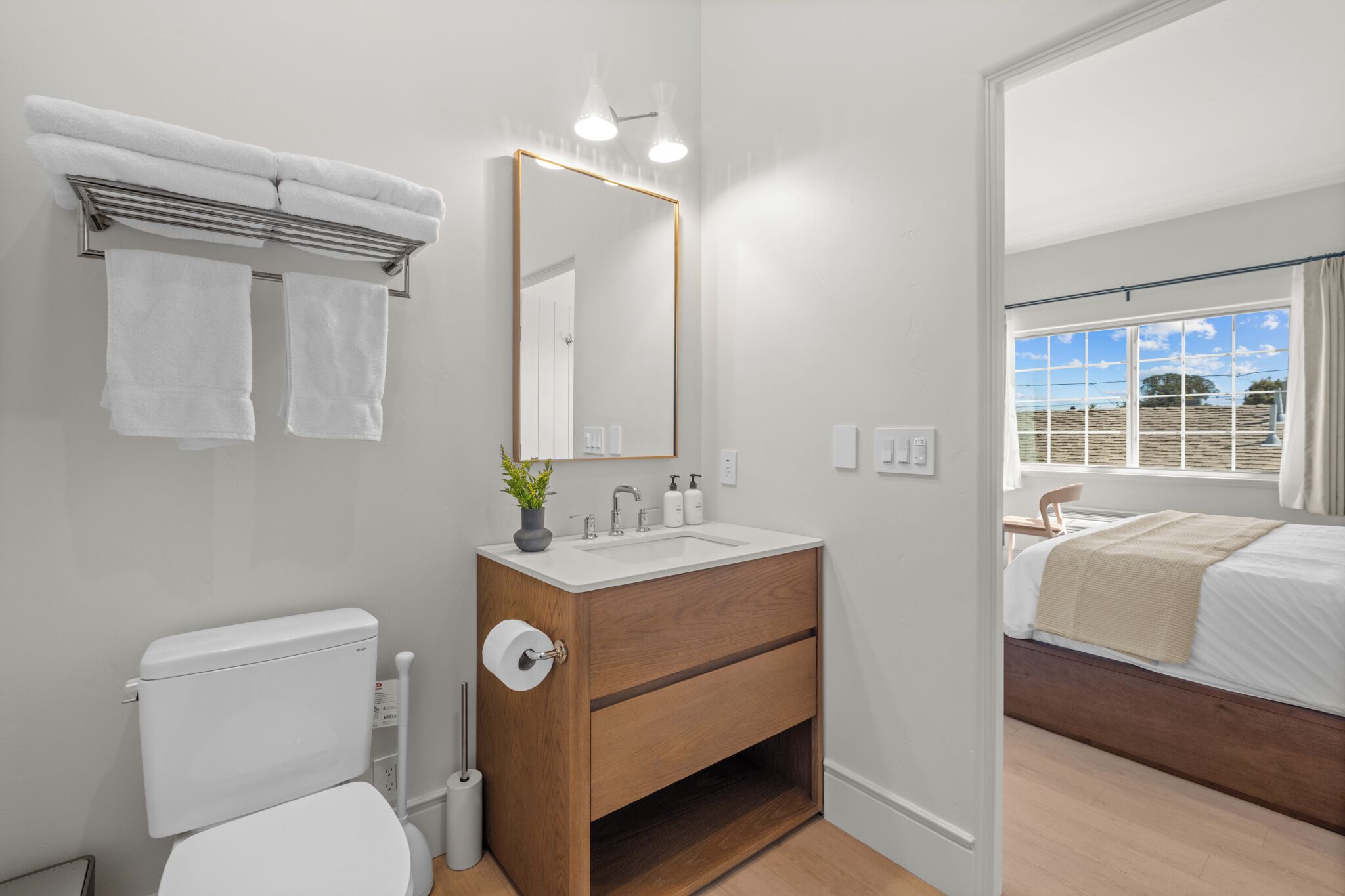 Exclusive Studio, 1 King Bed, Non Smoking, Kitchenette | Bathroom