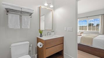 Exclusive Studio, 1 King Bed, Non Smoking, Kitchenette | Bathroom