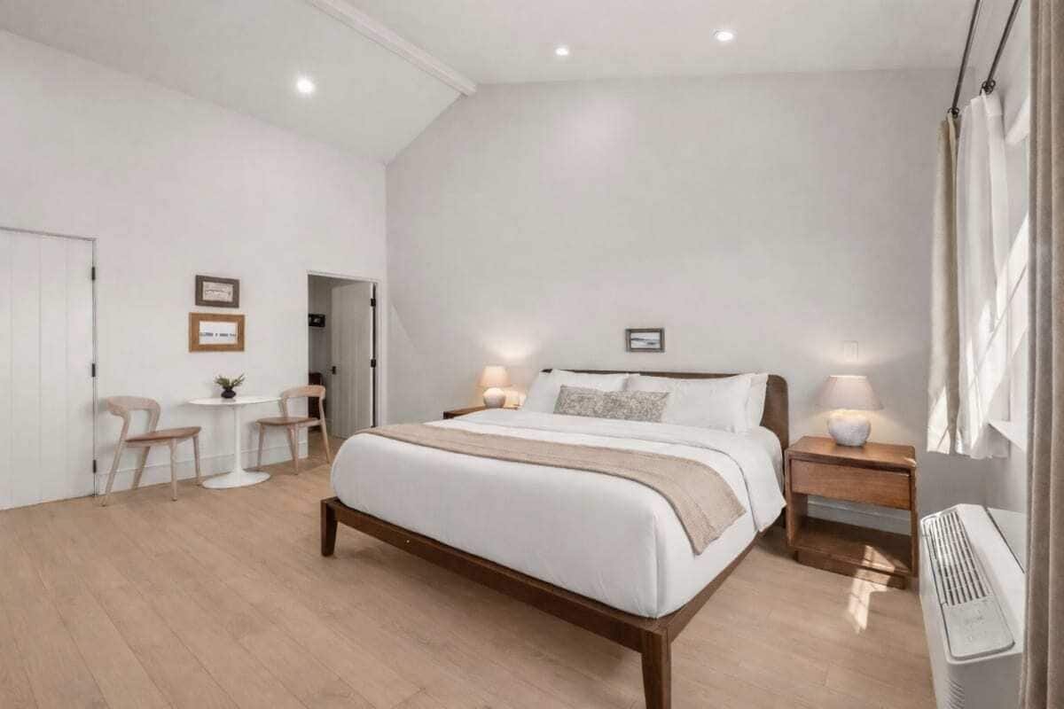 Superior Studio, 1 King Bed, Non Smoking, Pets Allowed | In-room safe, blackout drapes, iron/ironing board, free WiFi