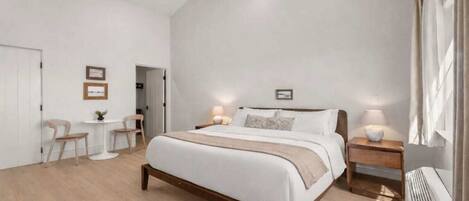 高級開放式客房, 1 張特大雙人床, 非吸煙房, 可攜帶寵物 | 房內夾萬、遮光窗簾/窗簾、熨斗/熨衫板、免費 Wi-Fi