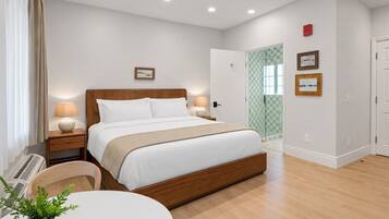 Premium Studio, 1 King Bed, Non Smoking, Kitchenette