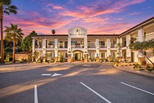 Classic Studio, 1 King Bed, Microwave, Corner | Exterior