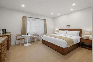 Premium Studio, 1 King Bed, Non Smoking, Kitchenette | Premium bedding, memory-foam beds, in-room safe, blackout curtains - Bella Notte (Santa Cruz)
