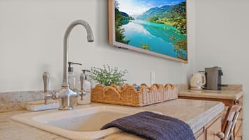 Estúdio exclusivo, 1 cama King, para não fumantes, cozinha americana | Cozinha privada | Frigobar, micro-ondas, cadeirão de bebê