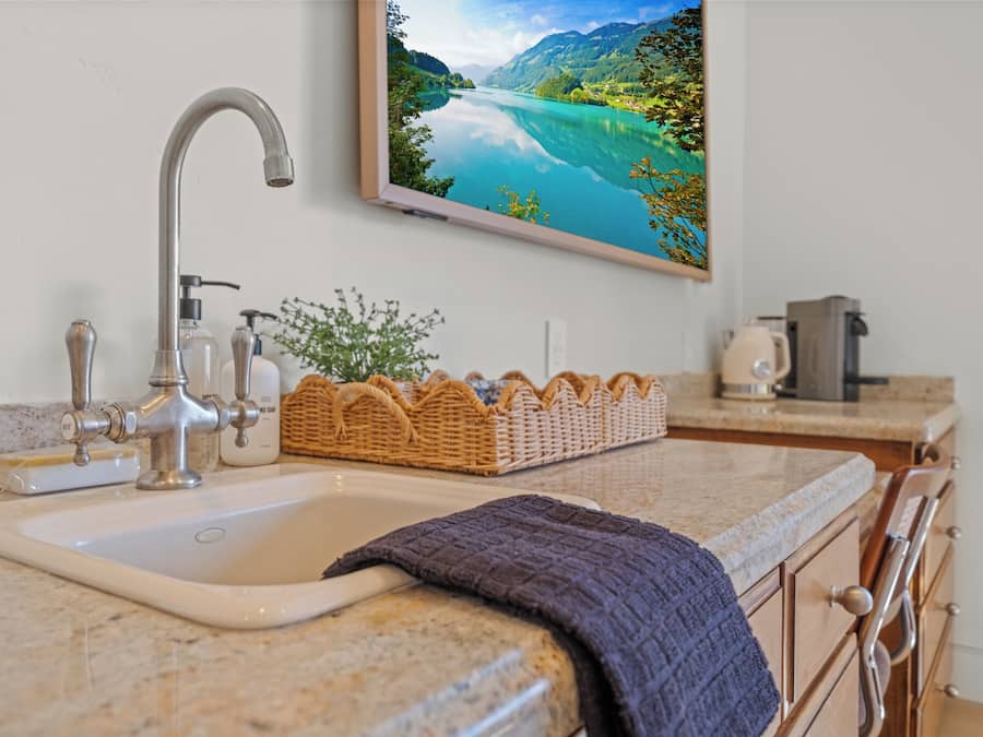 Exclusive Studio, 1 King Bed, Non Smoking, Kitchenette | Private kitchen | Mini-fridge, microwave, highchair, eco-friendly cleaning products