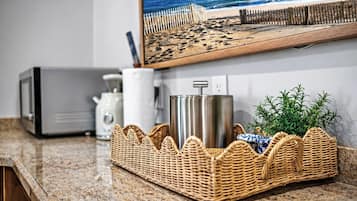 Estudio exclusivo, 2 camas Queen size, para no fumadores, se aceptan mascotas | Cocina privada | Frigobar, microondas, periquera y artículos de limpieza ecológicos