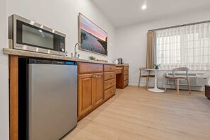 Studio Premium, 1 giường cỡ king, không hút thuốc, bếp nhỏ | Bếp riêng | Tủ lạnh nhỏ, lò vi sóng, ghế cao cho trẻ em 