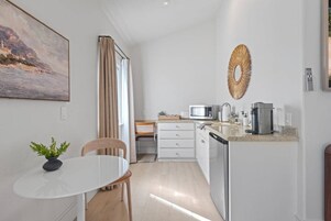 Elite Studio, 1 King Bed, Non Smoking, Kitchenette | Exterior
