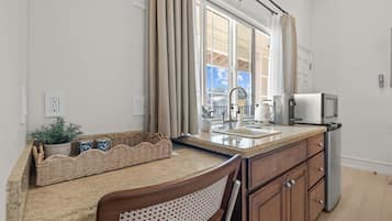 Deluxe studio, 1 kingsize bed, niet-roken, kitchenette | Privékeuken | Een mini-koelkast, een magnetron, een kinderstoel