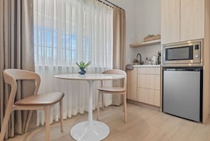 Classic-Studio, 1 King-Bett, Mikrowelle, Eckzimmer | Eigene Küche | Mini-Kühlschrank, Mikrowelle, Hochstuhl