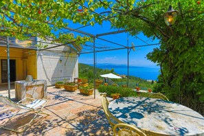 Outdoor dining - Old Stone House in Nisaki (Nisaki)