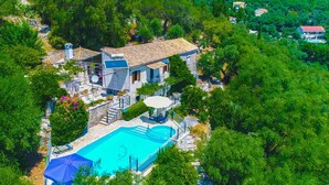 An aerial view of a villa with a swimming pool surrounded by lush greenery. - Old Stone House in Nisaki (Nisaki)