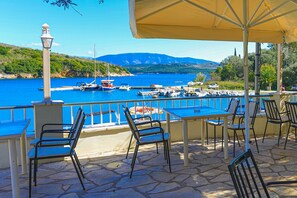 Outdoor dining - Alexandra Bay Front in Άγιος Στέφανος (Agios Stefanos)