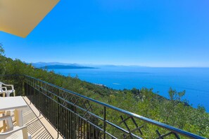 Property grounds - Vista Mare Ilios in Nisaki (Nisaki)