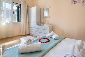 1 bedroom, iron/ironing board, travel cot, bed sheets - Xenia House in Gaios (Gaios)