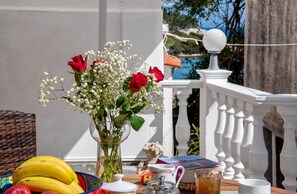 Outdoor dining - Xenia House in Gaios (Gaios)