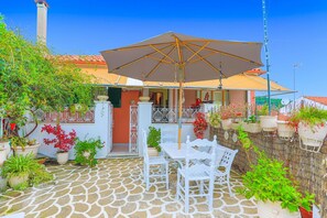 Outdoor dining - Agathi House in Gaios (Gaios)