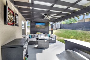 Smart TV - Modern Beachy Getaway Minutes From the Ocean (Lantana)