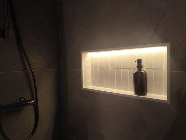 Douche, sèche-cheveux, serviettes fournies, savon