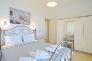 3 bedrooms, iron/ironing board, travel cot, bed sheets - Villa Kalithea in Nisaki (Nisaki)