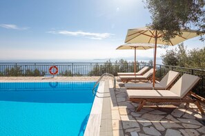 Pool - Villa Kalithea in Nisaki (Nisaki)