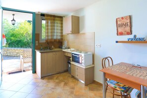 Fridge, oven, stovetop, coffee/tea maker - Agapi Studio in Kalami (Kalami)