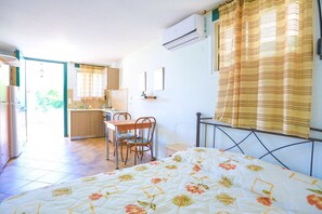 1 habitación, tabla de planchar con plancha y cuna de viaje 