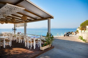 Outdoor dining - Takis House in Katavolos (Katavolos)