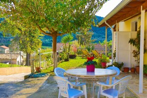 Outdoor dining - Green Family Villa in Agios Ioannis (Agios Ioannis)