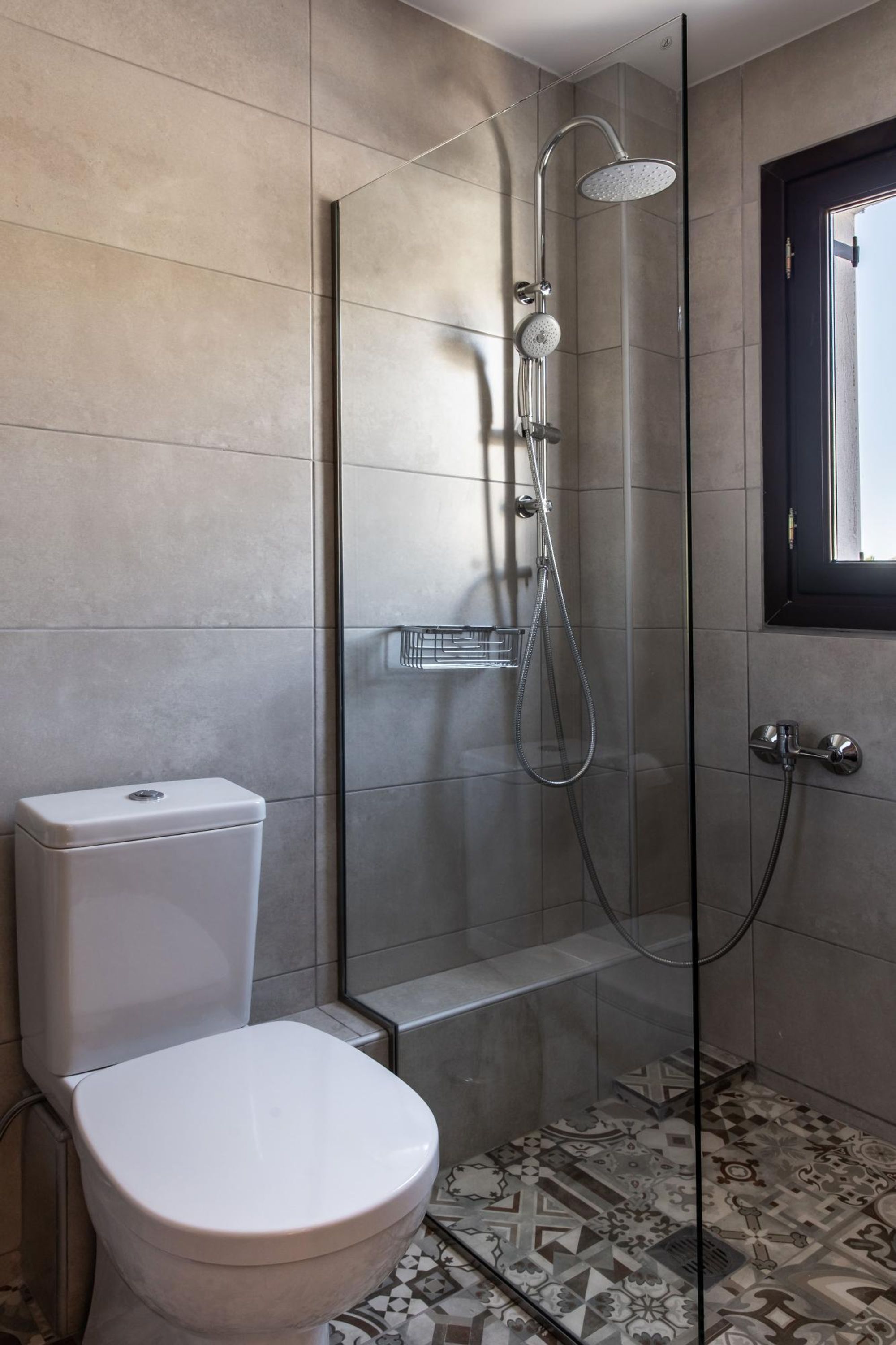 Een douche, een haardroger, handdoeken